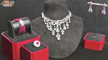 卡地亞高級珠寶系列<br>鑽石項鏈紅寶石、鑽石耳環及戒指鑽石神秘腕錶全套約$5,300萬