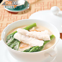 魚湯稻庭麵<BR>以星斑熬製而成的湯頭味鮮帶甜，配爽滑溜的日本稻庭烏冬，好吃。