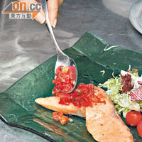 Steps 5. 	將鮮製的番茄Salsa澆在三文魚上，即成。