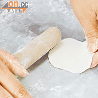 以麵棍將粉糰壓成麵皮，雖然看似不難，但初學者所炮製的麵皮，多會呈不規則的形狀。