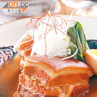 沖繩炆豬腩 $65（g）<br>豬腩肉加秘製醬汁炆煮2小時，醬汁味盡滲進腩肉內，像中國東坡肉般濃香帶甜，口感酥軟。
