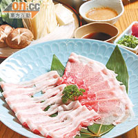 沖繩那霸牧場Agu豬肉火鍋 $420（g）<br>有豬腩肉和腿肉，前者半肥瘦，油香較重；後者8分瘦2分肥，一汆即吃，吃到豬的原始味道。