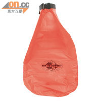 Ultra-Sil 8L防水袋　$145（b）<br>重量只有一安士的防水袋，採用防水布料縫製，捲上袋口再扣上安全扣，浪花及豪雨可置身事外，並設有多種容量選擇。