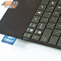 鍵盤底座有齊SD插槽和USB介面等，當成Netbook使用都掂。