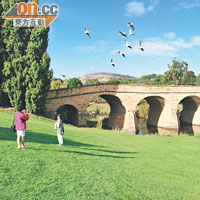 澳洲最古老的拱橋里奇蒙橋，點綴了煤河上的優美景色。
