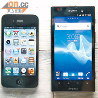 Xperia ion（右）屏幕比iPhone 4S（左）大好多，而且畫面更鮮艷。