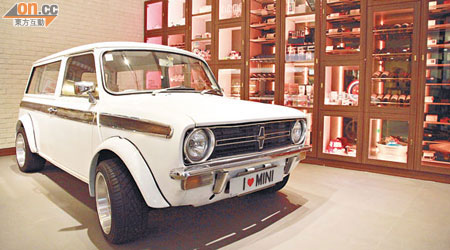 1974年的古董車，成為餐廳注目Icon。