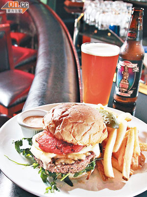 Wagyu Beef Patty Burger $138<br>多款漢堡包中最吸引的一款！和牛用澳洲貨，牛肉跟肥肉以7:3的比例每天手打成漢堡扒，肉味濃郁帶脂香，配巴馬臣芝士、芝麻菜、黑松露油等，好豐富。
