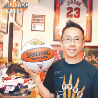 NBA物品收藏家兼NBA產品店TMC老闆Thomas Leung。