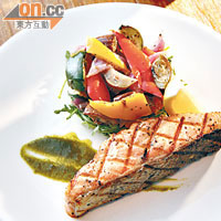 Grilled Salmon Roasted Vegetable and Basil Pesto $190（a）<br>可持續發展的三文魚燒得香噴噴，與羅勒意大利香蒜醬一起吃更清香惹味。燒本地有機茄子、紅黃椒和紅洋葱更可中和三文魚的膩感，輕巧。