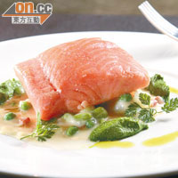 42℃ Petuna Farms Ocean Trout $298（b）<br>鱒魚是可持續海鮮，經42℃慢煮，滑不溜口；黏稠醬汁由豆和蝦濃縮製成，絕不加粉，味道超鮮濃；再澆上自製香草油，Fresh無添加。