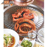 烤海鰻 $138/150克<BR> 釜山名物，餐廳吃的是肉質更甜更結實彈牙的日本海鰻。燒香後啖啖肉，辣勁緊隨而來，色香味俱全!