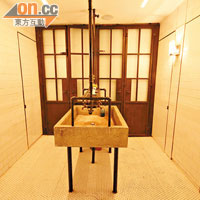 洗手間也充滿心思，白色磚牆配銅鐵洗手盆，型格而簡約。