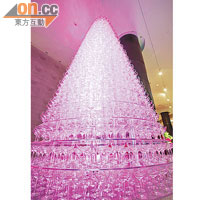 過千隻杯！5米26層高水晶香檳杯塔<BR>水晶香檳杯塔高達5米，共有26層，以過千隻水晶香檳杯悉心組成，逐隻香檳杯由最底層砌起。
