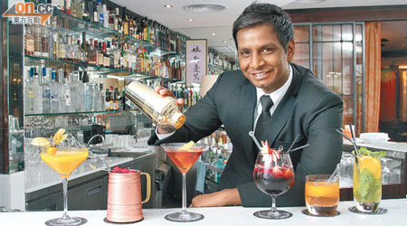 「九龍廳」的餐飲部經理Sandeep Kumar親切地呈獻精心設計的雞尾酒。