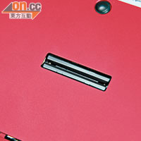 底部備有擴充插槽可接駁Docking，是首部Ultrabook有如此設計。