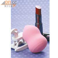 NOYL Liposh唇部專用清潔海綿 $68（c）<br>細密的海綿和特製的形狀可去除唇部角質，回復嬌嫩美唇。