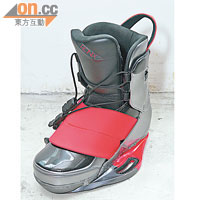 與Time Bomb襯成一套的Ronix Defy One Boots，以灰紅色作主調，備有Intuition技術。<BR>售價：$5,300