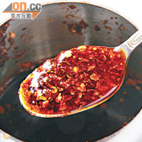 成都人講求自家製醬料、辣油，像這款放在枱上任添的辣椒油也是成都師傅新鮮製成，辣中帶香，拌麵很好吃。