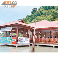 Restoran Terapung餐廳設於海邊，可欣賞到開揚的海景。