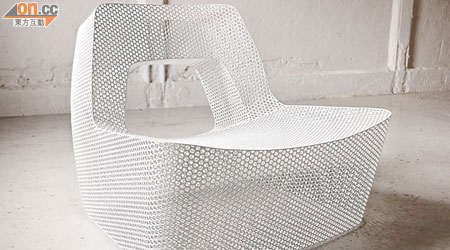 Cool Chair<BR>賣相簡潔的休閒椅，採用縷空設計，椅子有50%為孔洞，需以人手為鋼板打洞才成，並要把椅子組件的接駁位置隱藏起來，考工夫之作。