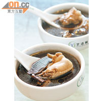 呈烏黑色的三料靈芝雞湯，是用自家培植的小赤芝、孢子粉及靈芝雞煲成，不僅鮮甜，且帶有靈芝香氣。