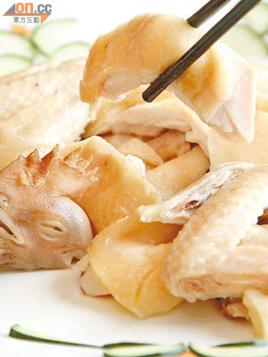 每天吃靈芝長大的靈芝雞，肉質結實有彈性，鮮嫩可口。