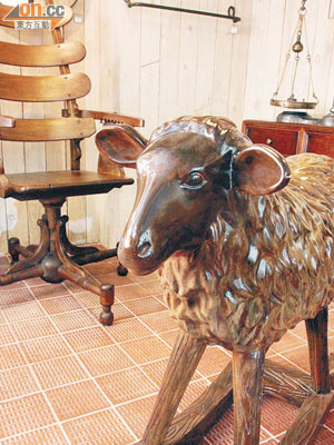 Mr. Blacksmith在港首間旗艦店分兩層樓，復古布置別具特色，主力推銷各式木製及金屬製家品。<BR>（前）羊仔搖搖椅  $5,980<BR>（後）Dental Chair  $12,500