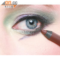 畫啡色下眼線，可於近眼尾處向下畫，塑造分叉眼線。