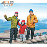 去年John（右）特別帶同家人齊齊攀登富士山。