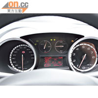 4個圓錶分別顯示車速等資料，底部還有屏幕顯示其他資訊。
