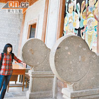 鮑氏支祠的門前設有一對罕見的巨大抱鼓石。