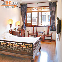 屯溪客棧內的房間以傳統的木家具來布置。