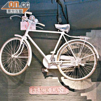 單車是由Titi親手砌和上色，在總店也有一架，已成為店內的招牌。