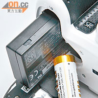 K-30不但使用鋰電池，還能夠以4枚AA電池驅動，抵讚！