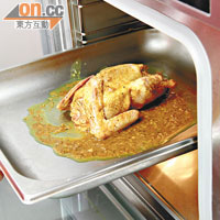 乳鴿先用攝氏120度烤焗，再以攝氏200度焗製，做到皮脆肉嫩。