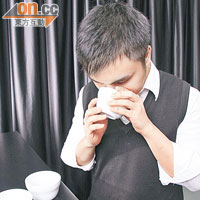 杯測時需大力吸氣，將咖啡連空氣一併吸入，讓味道在口中進一步揮發。