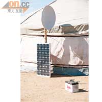 每個蒙古包都升呢裝上了太陽能電池，應付電力需要。