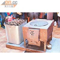 鐵皮火爐是蒙古包必備設施，而旁邊鐵桶則裝滿了助燃用的馬糞。