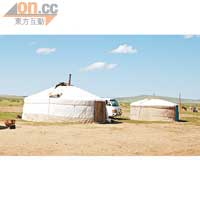 Cesem一家三代人分別住在3個蒙古包內。