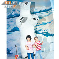 「冰極天地」仿照極地環境設計，白色一片，加上室溫寒冷，入場時記得穿上保暖衣物啊！