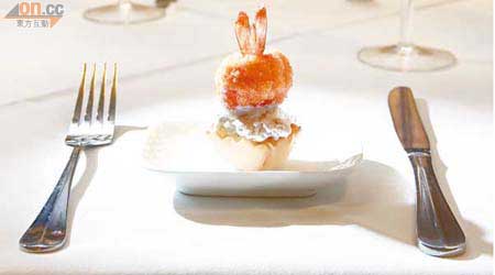 Shrimp & Chicken Croquette-Tartar Gelato<br>以雞肉及鮮蝦做成炸波，底下是一球Tartar雪糕和鬆脆撻底，口感由爽彈至鬆化、由香口至鮮甜，過癮！