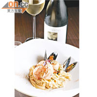 Seafood Linguini $168 <br>意大利傳統菜式，青口、帶子和蝦先燒香，再加入辣椒及牛油炒意大利麵，麵沾滿海鮮的香味，微辣夠醒神。