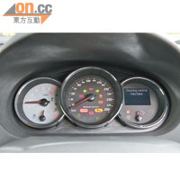 儘管沿用三圓銀框錶板編排，但車速計的極速刻度卻增至290km/h。