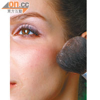 3. 用大圓頭化妝掃沾取碎粉均勻打圈掃在全面，形成保護膜。
