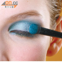 2. 再用藍色粉狀眼影塗於整個眼窩，並於雙眼皮位置搽綠色粉狀眼影。