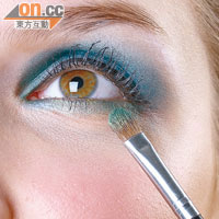 4. 想確保眼線不易化掉，可沾取少許綠色粉狀眼影輕掃上下眼線。