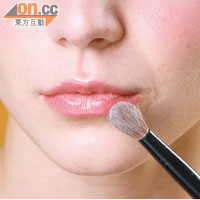 6. 塗搽橙色唇膏打底，最後以化妝掃沾取粉餅加在嘴唇上作定妝。