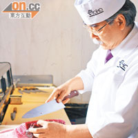 日籍壽司師傅佐藤太助入行30多年，曾於不少高級日本料理店工作，實力超班，更最愛發掘時令刁鑽食材。