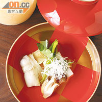 湯（Omakase菜式之一）　海鮮湯以白身魚、魚骨和貝類熬煮，味道清鮮。